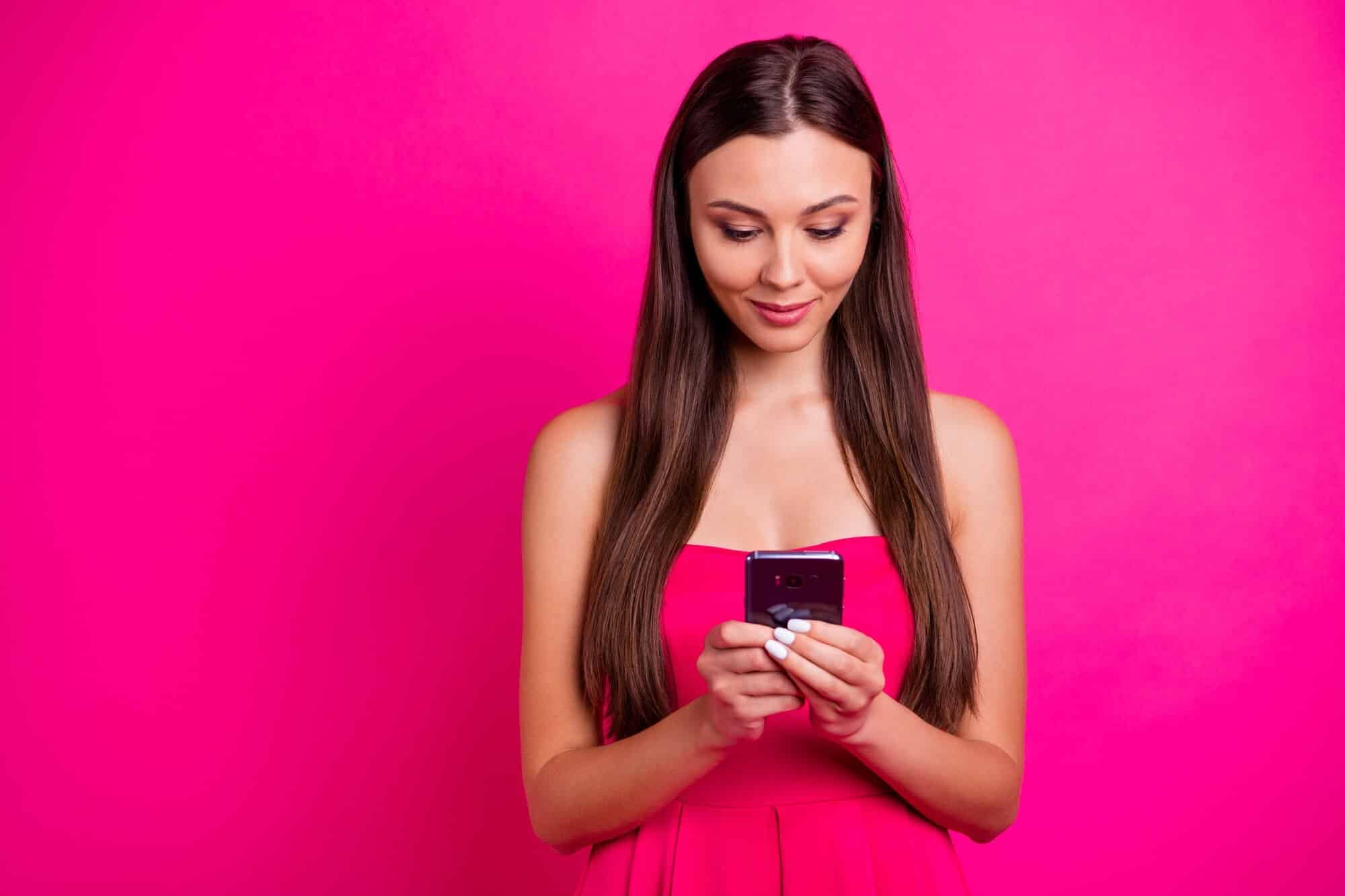 mujer chateando con el movil. Si quieres chatear con mujeres entra en Chats Infinitos