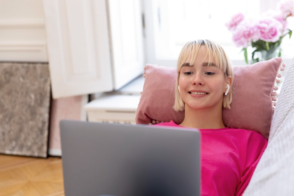 chica buscando ligar por internet desde casa
