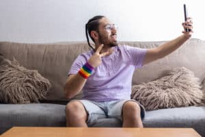 Chico haciéndose foto para publicar en chat chueca Navarra