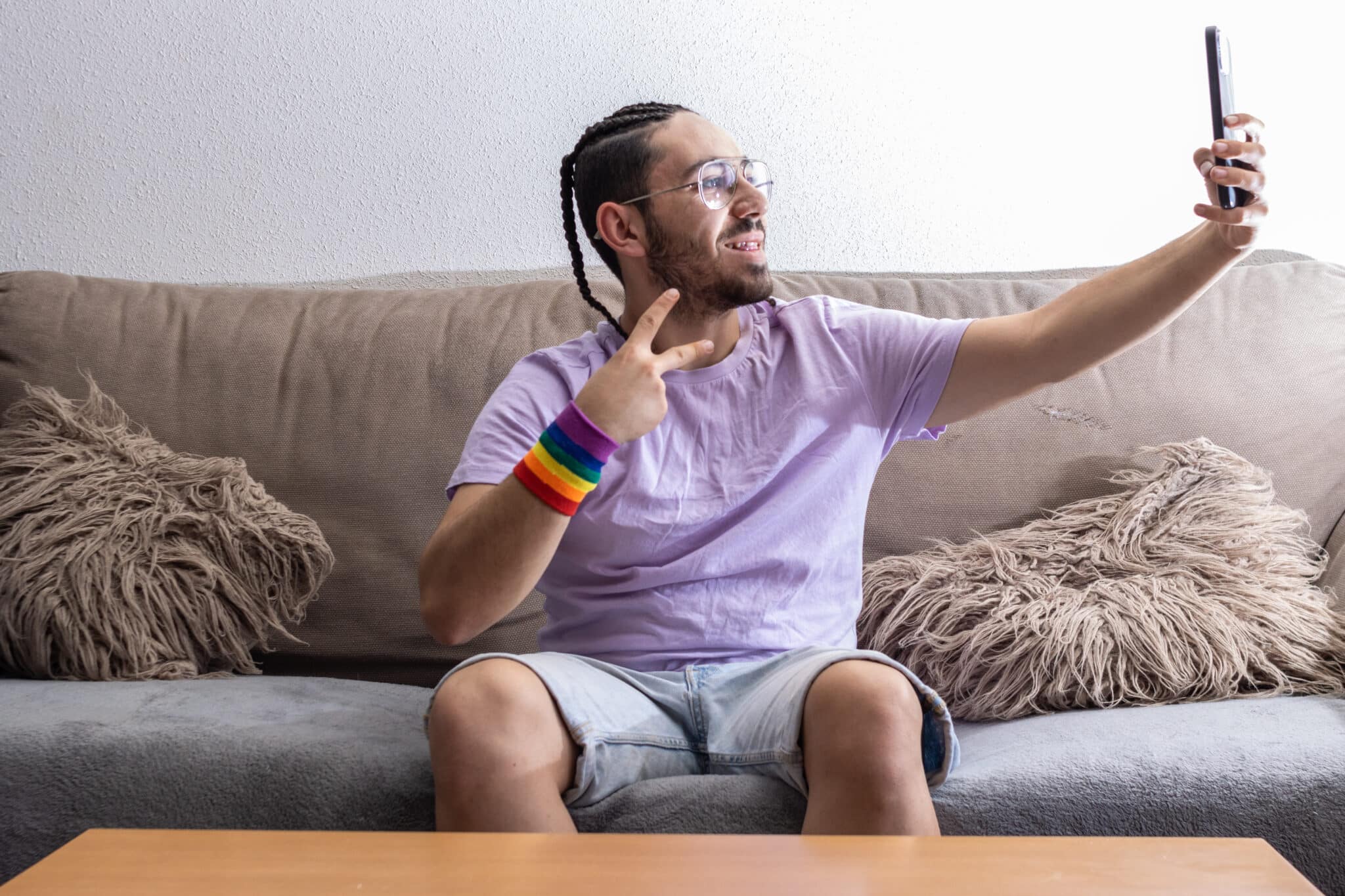 Chico haciéndose foto para publicar en chat chueca Navarra